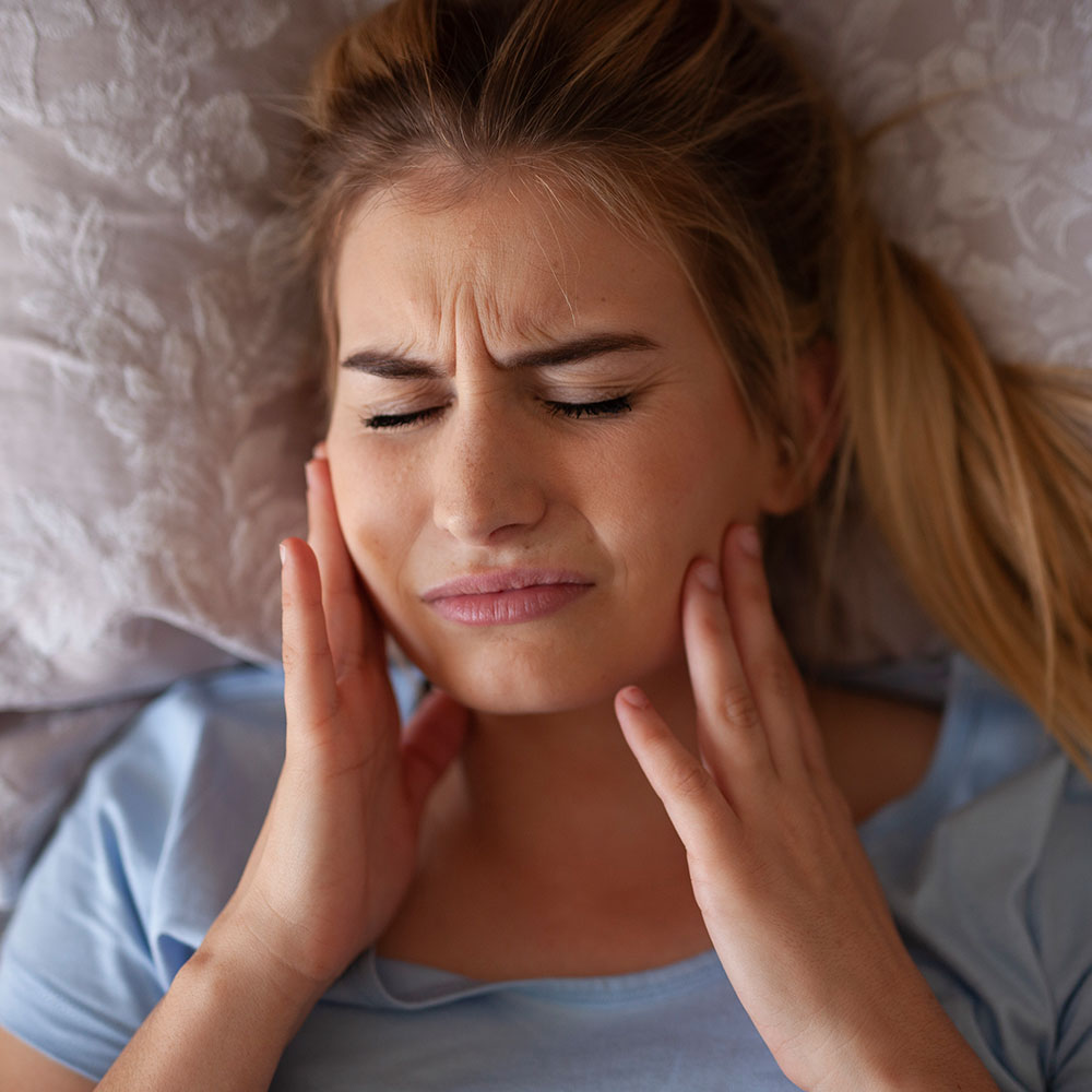 Patient experiencing tooth pain and swelling in Downey